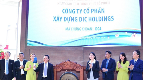 HOSE trao quyết định niêm yết lên sàn cho Công ty cổ phần Xây dựng DIC Holdings.