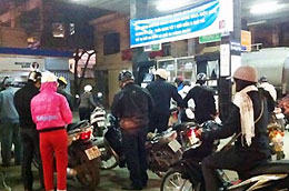 Tối qua, tại Hà Nội, nhiều người đổ xô đi mua xăng do có tin đồn tăng giá mạnh - Ảnh: VnExpress.