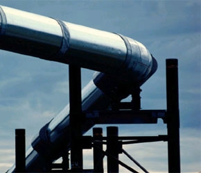 Giá dầu thế giới tăng mạnh sau khi Chevron và ConocPhillips cho biết việc đóng cửa một đường ống dẫn khí của BP ở khu vực Biển Bắc sẽ hạn chế sản lượng của các hãng này.