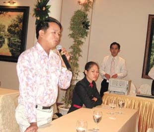 Một cổ đông đang chất vấn lãnh đạo của TAC tại Đại hội cổ đông bất thường vào ngày 10/9 vừa qua.