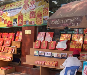 Ghé qua các quầy kinh doanh lịch tại Hà Nội, thấy hầu như giá bán không tăng so với năm ngoái.