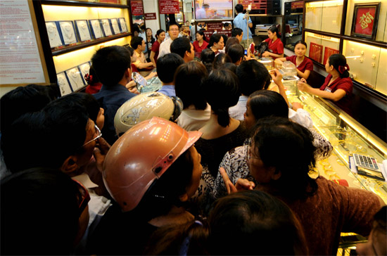 Ngày 11/11/2009, giá vàng trong nước đã thiết lập đỉnh cao mọi thời đại khi lên 29,30 triệu đồng/lượng - Ảnh: Quang Liên.