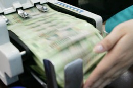 Chính phủ cũng đã chính thức ghi nhận tình trạng lãi suất huy động VND vượt trần.