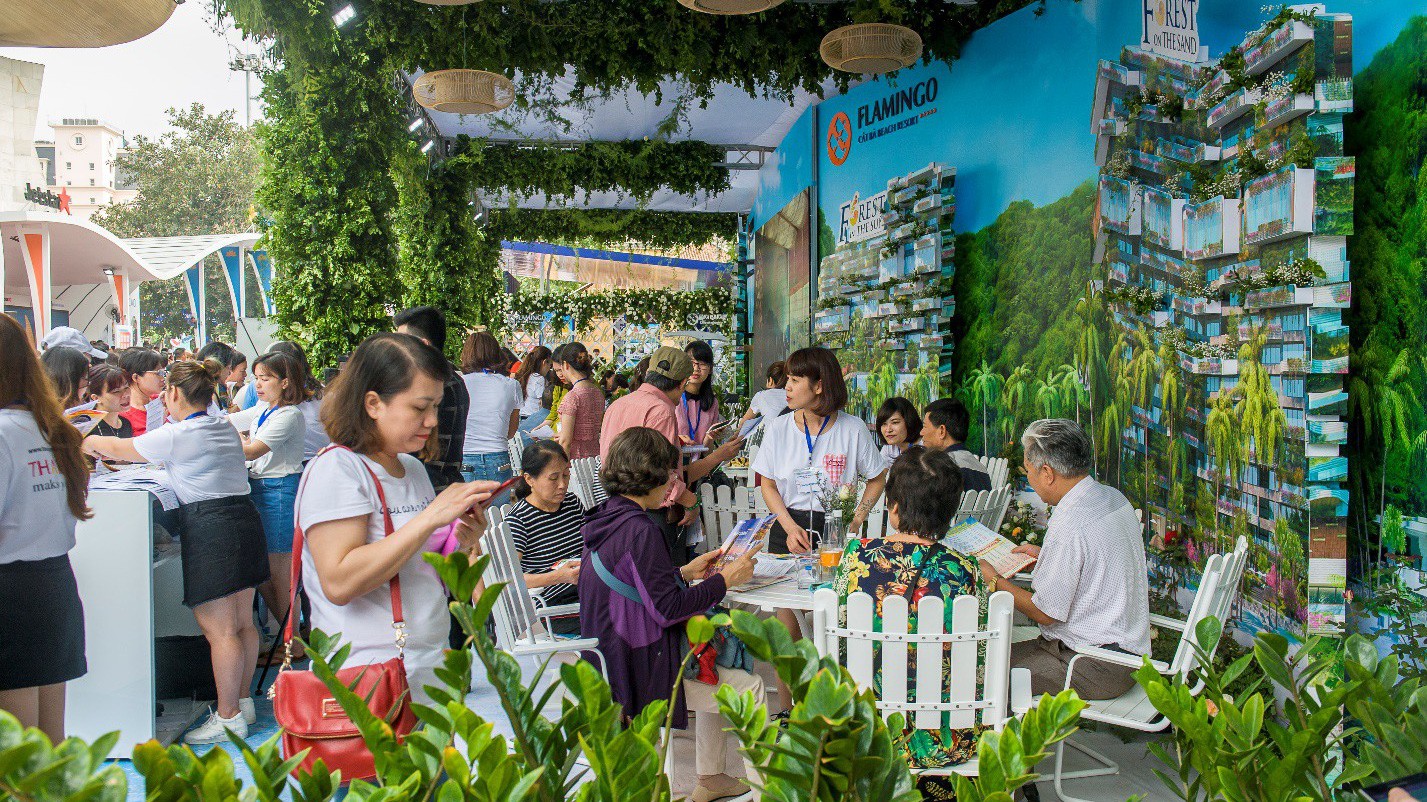 Rất đông khách hàng quan tâm đến các sản phẩm của gian hàng Flamingo.