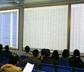 Tâm lý chưa dám mua vào, chờ đợi cổ phiếu giảm giá nhiều hơn và ngược lại không chịu bán ra vì đã trót mua ở mức giá cao khiến cho kết quả là cung cầu cổ phiếu đã sụt giảm mạnh so với phiên trước - Ảnh: TP.