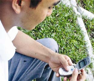 Nhà nông có thể tra cứu giá cả nông sản, vật tư nông nghiệp trong nước và đăng tin mua, bán nông sản mà không cần kết nối Internet - Ảnh minh họa.