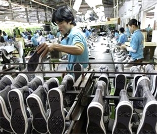 Công nhân tại Nhà máy Giầy Thượng Đình (Hà Nội). Các mặt hàng dệt may, da giày, đồ gỗ, linh kiện điện tử có khả năng tăng trưởng trong những tháng cuối năm do nhu cầu thị trường và giá cả tăng lên - Ảnh: Reuters.