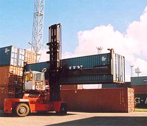 Cho đến nay, chẳng những nhập siêu đã và đang "tăng vọt", mà triển vọng xuất siêu vào năm cuối cùng của thập kỷ này cũng ngày càng trở nên xa vời hơn.