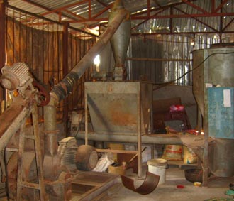 Một "dây chuyền" sản xuất thức ăn chăn nuôi ở Hà Tây.