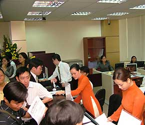 Tại một quầy giao dịch của Sacombank.