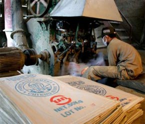 Có thể tận dụng nhiệt khí thải lò quay để phát điện tại nhà máy xi măng - Ảnh: TTXVN.