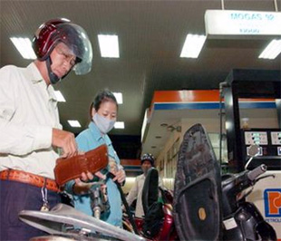 Tính chung giá mỗi lít xăng đã tăng thêm 2.200 đồng so với đầu năm 2007 - Ảnh: TT.
