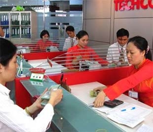 Các ngân hàng vẫn đang chờ hướng dẫn cụ thể về việc hỗ trợ lãi suất cho doanh nghiệp khi vay vốn lưu động cho sản xuất kinh doanh - Ảnh: Thủy Triều.