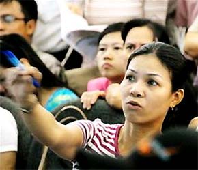 Các nhà đầu tư tại sàn chứng khoán Sài Gòn - Ảnh: TT.