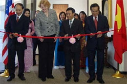 Lễ cắt băng khánh thành Tổng lãnh sự quán Việt Nam.