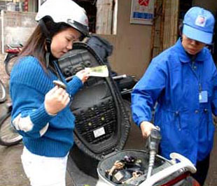 Chiều 4/6, Tổ giám sát liên Bộ Tài chính - Công Thương về giá xăng dầu đã yêu cầu các doanh nghiệp tiếp tục giữ ổn định giá bán xăng dầu trong nước như hiện nay và tiếp tục theo dõi diễn biến giá xăng dầu thế giới thêm một thời gian nữa.