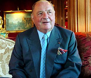 Albert Frere tên đầy đủ là Albert Baron Frère sinh ngày 4/21926 tại Fontaine-l’Evêque, gần Charleroi, Bỉ.