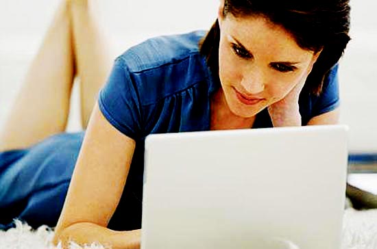 Phụ nữ thường là nhóm khách hàng ưa thích các sản phẩm laptop mỏng, nhẹ, tính năng giải trí tốt.