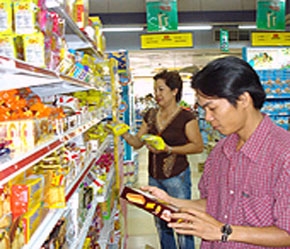 Mua hàng trong siêu thị thay vì mua ở chợ đang là lựa chọn của nhiều người.