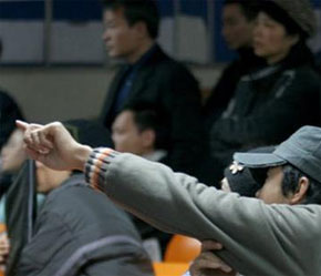 Số lượng đông đảo các nhà đầu tư nhỏ lẻ là mảng mầu chính trong bức tranh náo nhiệt của thị trường chứng khoán - Ảnh: VNN.