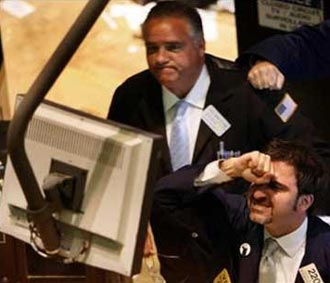 Các ngân hàng trung ương ở châu Á đã phải chung sức với Mỹ và châu Âu để ngăn chặn sự suy thoái của thị trường tín dụng - Ảnh: AP.