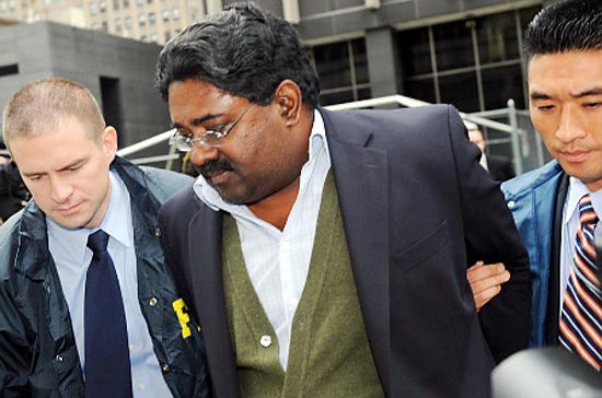 Raj Rajaratnam (giữa) là người sáng lập quỹ đầu cơ Galleon Group - Ảnh: AP.