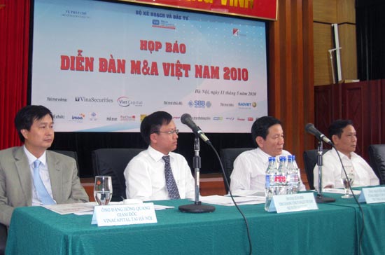 Ban tổ chức họp báo giới thiệu diễn đàn M&A 2010.