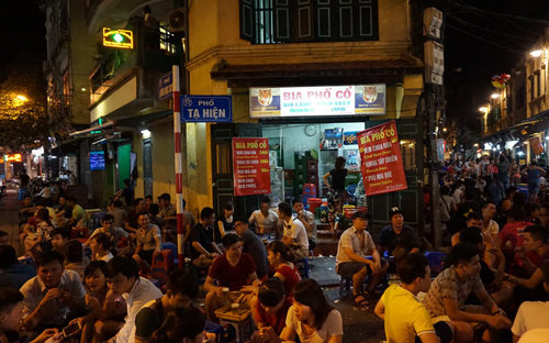 Hiện thành phố Hà Nội vẫn cấm các cơ sở kinh doanh sau 12 giờ đêm.<br>