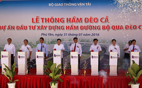 Phó thủ tướng Trịnh Đình Dũng cùng lãnh đạo các bộ ngành, địa phương bấm nút thông xe hầm đèo Cả ngày 31/7.<br>