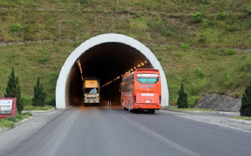 Hầm đường bộ Đèo Ngang là ranh giới giữa hai tỉnh Hà Tĩnh và Quảng Bình.<br>
