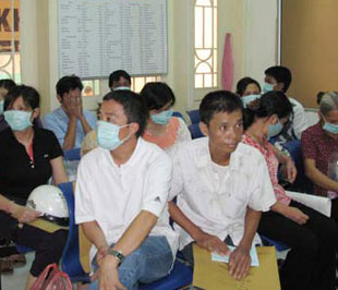 Đeo khẩu trang là một trong những biện pháp hiệu quả để phòng chống cúm A/H1N1 hiện nay. 