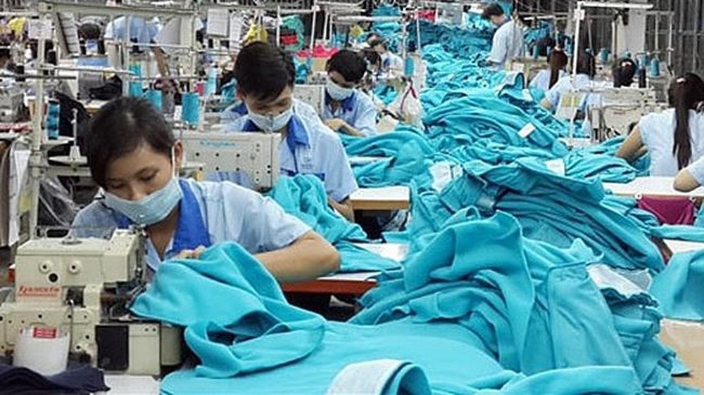 Một số ngành đặc thù, tính chất thời vụ như dệt may có thể được nới rộng giờ làm thêm. Ảnh minh họa. 