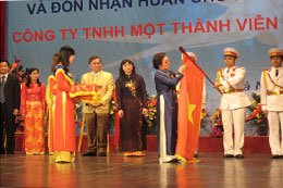 Dệt kim Đông Xuân đón nhận Huân chương Độc lập hạng Nhì.