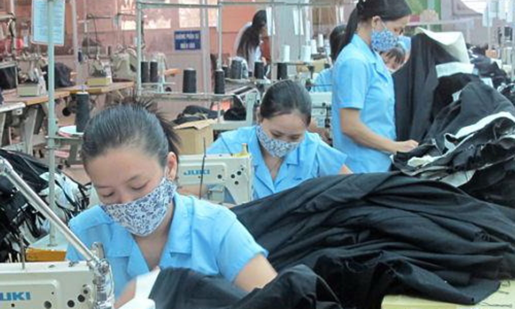 Hiện nay ở Long An đã có hơn 12 khu công nghiệp. Tính đến tháng 5/2015, nhà đầu tư nước ngoài đã cam kết dành 3,67 tỷ USD vốn FDI cho Long An, trong đó hơn 40% vốn được rót vào lĩnh vực dệt may.<br>