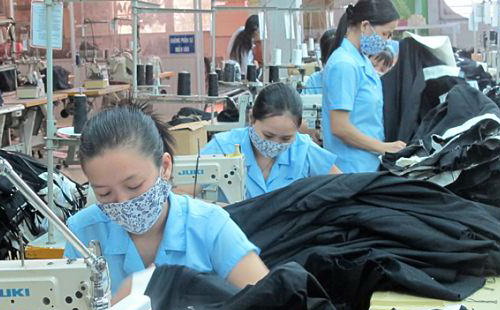 Hiện nay ở Long An đã có hơn 12 khu công nghiệp. Tính đến tháng 5/2015, nhà đầu tư nước ngoài đã cam kết dành 3,67 tỷ USD vốn FDI cho Long An, trong đó hơn 40% vốn được rót vào lĩnh vực dệt may.<br>