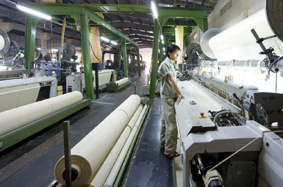 Để đáp ứng được nhu cầu của khách hàng, một phần là do doanh nghiệp dệt may đã áp dụng công nghệ mới cũng như tăng năng suất lao động - Ảnh: Việt Tuấn.