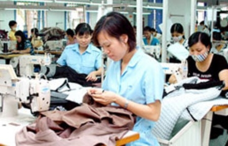 Các doanh nghiệp ngành dệt may, đặc biệt là những doanh nghiệp vừa và nhỏ rất khó khăn trong việc thu xếp vốn và tìm kiếm đơn hàng để phát triển sản xuất.