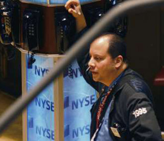 Chứng khoán Mỹ sụt giảm ngày thứ ba liên tiếp, trong đó chỉ số Dow Jones lần đầu tiên trong 2 năm qua tụt khỏi mốc 11.000 điểm.