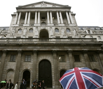 Ngân hàng Trung ương Anh (BoE) vừa phải đối mặt với một nền kinh tế tăng trưởng chậm lại, vừa phải đương đầu với lạm phát cao.