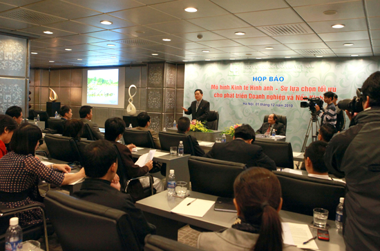 Lãnh đạo Học viên Doanh nhân LP họp báo giới thiệu tài liệu sáng 1/12.