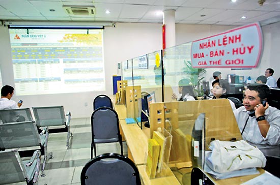 Thời gian qua, các sàn vàng đã thu hút lượng lớn tiền đầu tư của xã hội - Ảnh: Lê Quang Nhật.