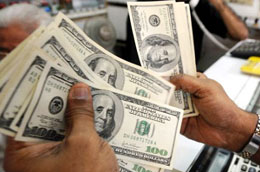 Lãi suất huy động USD của các ngân hàng tại Việt Nam hiện ở mức cao - một thực tế phải thừa nhận.