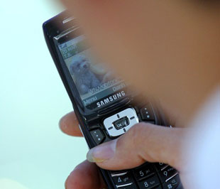 AAA sẽ bảo hiểm cho các trường hợp điện thoại di động bị mất cắp, tổn thất bất ngờ do tai nạn, do nước, cuộc gọi bị lạm dụng do hậu quả của việc mất cắp - Ảnh: Việt Tuấn.