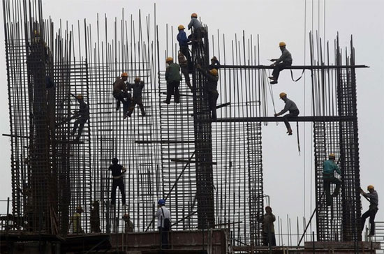 Theo báo cáo của Chính phủ, trong năm 2011, đã có tới “333 dự án được khởi công mới sai đối tượng, không thuộc danh mục sử dụng vốn trái phiếu Chính phủ” - Ảnh: Reuters.