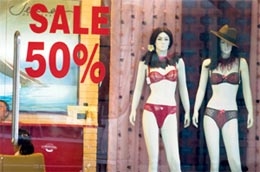 Nhiều thương hiệu quốc tế đã xuất hiện trên thị trường đồ lót Việt Nam - Ảnh: Lê Hồng Thái.