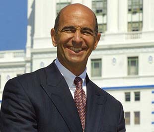 Thomas Barrack có mặt trong danh sách các tỷ phú của thế giới của tạp chí Forbes.