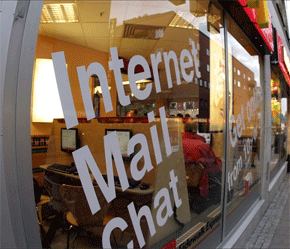 Trên khắp nước Nhật, những tiệm café Internet đang mọc lên như nấm.