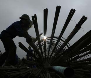 Tại một công trường xây dựng ở Hà Nội, ngày 17/3. Standard Chartered nhận định, bất chấp những khó khăn trước mắt, Việt Nam vẫn đang là một điểm đến hấp dẫn trong dài hạn đối với các nhà đầu tư quốc tế - Ảnh: Reuters.