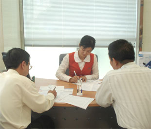 Doanh nghiệp làm thủ tục vay vốn tại Sacombank.