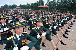 Các nữ sĩ quan thông tin diễn tập chuẩn bị diễu binh trong ngày Đại lễ.